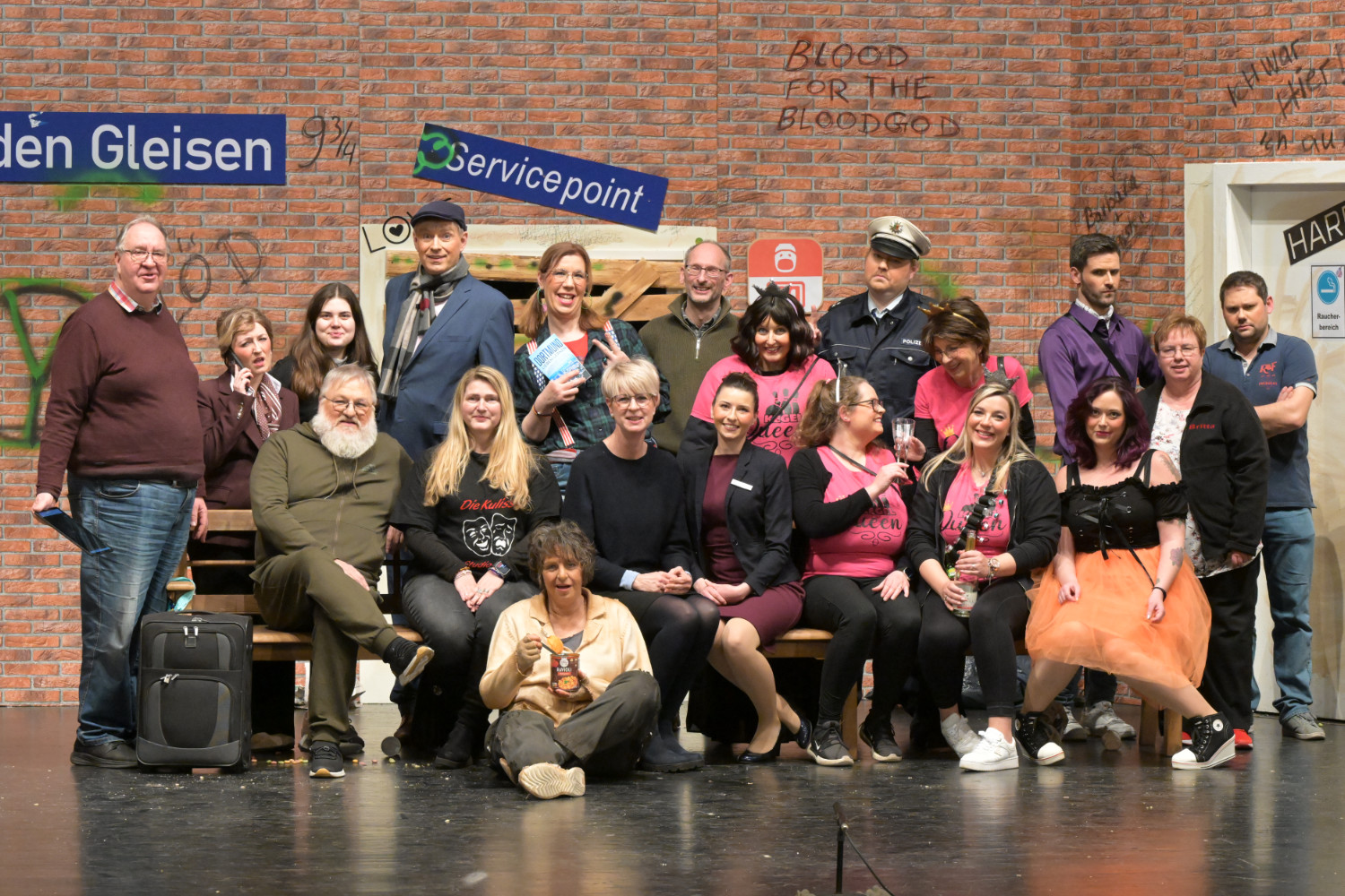 Gruppenbild vom gesamten Team des Stücks "Es fährt kein Zug nach Irgendwo"